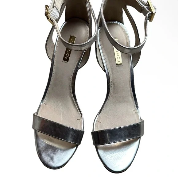 Louise Et Cie 'Hyacinth' Ankle Strap Sandal in Silver Leather Size 9.5 - Picture 3 of 7